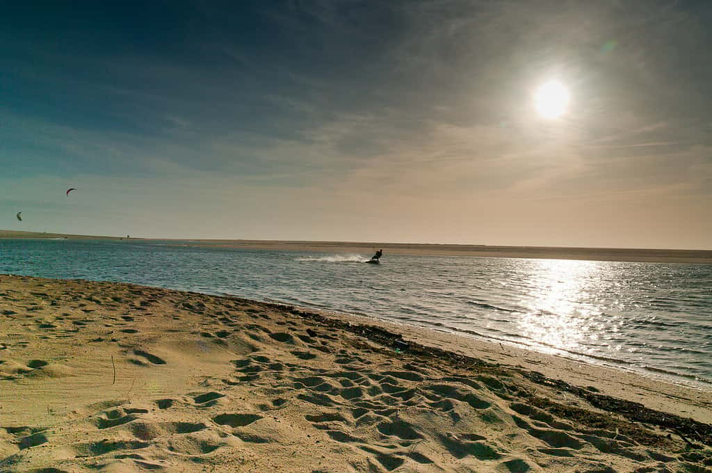 Le courant d'Huchet est un fleuve côtier des Landes, où peut se pratiquer le kitesurf, comme ici à l'image. © PhotoSophil, Flickr CC by nc nd 2.0