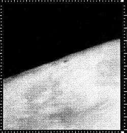 Cette image peut sembler de mauvaise qualité ou anodine,<br />mais elle n'en est pas moins une photographie historique !<br />La première image de Mars renvoyée par une sonde en orbite, Mariner 4.<br />document NASA