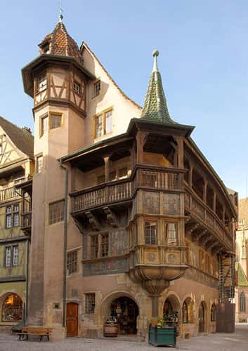 La maison Pfister, construite en 1537, au croisement de la rue des Marchands et de la rue Mercière à Colmar, en Alsace. À droite en arrière-plan, la collégiale Saint-Martin. © Eric Gaba, CC by sa 3.0