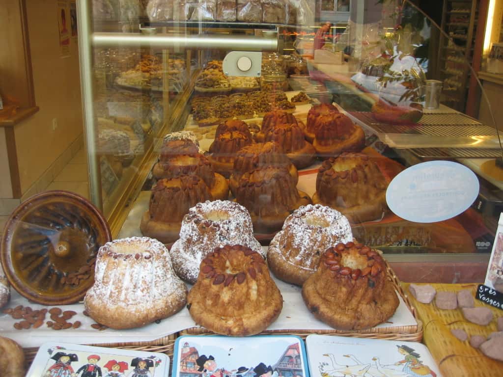 Le kouglof, ici en vitrine d'une boulangerie, comporte plusieurs orthographes correctes, telles que kougelhopf, kougelhof, kugelhof, kugelopf ou encore kugelhopf. © Arnaud 25, Wikipédia, DP