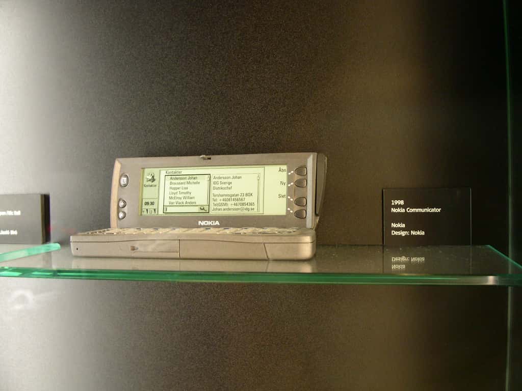 L'histoire du smartphone est déjà longue. Le smartphone Nokia 9110 Communicator sorti en 1998 utilisait le système GEOS, disparu aujourd’hui. Les derniers smartphones de la marque fonctionnent sous Symbian et Windows Phone 7. © tuija CC