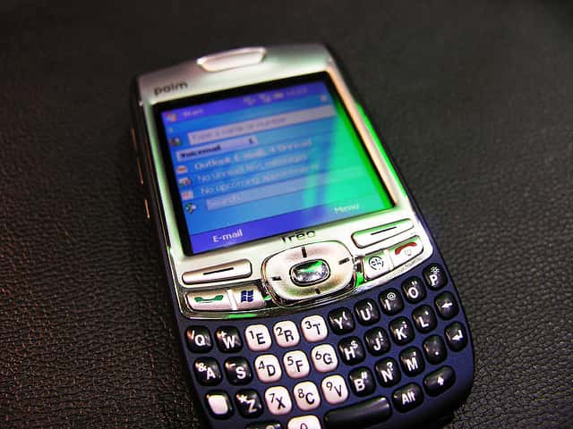 Le Palm Treo 750 est une déclinaison sous Windows Mobile de la gamme de PDA populaire Treo mise en place en 2002, initialement réservée au système Palm OS de la marque. © Long Zheng CC