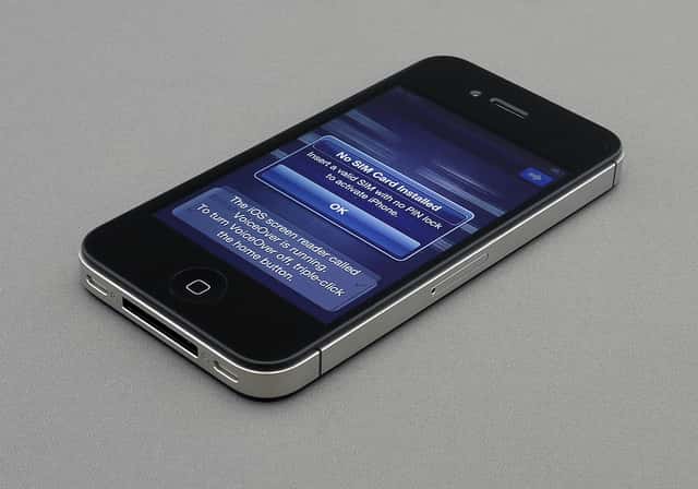 L’iPhone 4S est le dernier modèle de la gamme, sous iOS 5. Cette version du système a apporté des améliorations ergonomiques et surtout un nouvel assistant vocal, Siri. © Brett Jordan CC