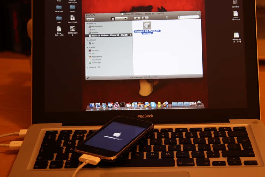 Pour être utilisable, un iDevice (ensemble des smartphones et tablettes d'Apple) doit être activé via iTunes sur un ordinateur. L’appareil est ensuite lié à l’ordinateur en question et n’est synchronisable qu’avec lui, sous peine d’effacer ses données.<br />© Ben Dodson CC