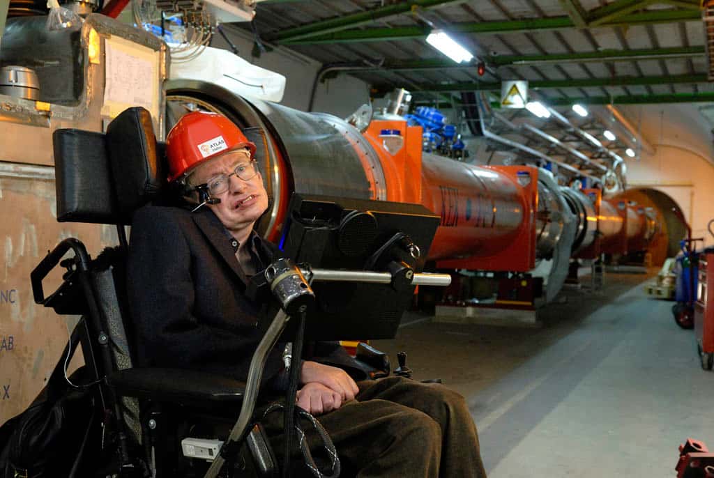  <br />Stephen Hawking en visite au LHC. Il a fêté ses 72 ans en 2012 et vient très probablement de perdre son pari sur le <a href="//www.futura-sciences.com/fr/news/t/physique-1/d/boson-de-higgs-hawking-pense-quil-a-probablement-perdu-son-pari_39862/" title="Boson de Higgs : Hawking pense qu&#039;il a probablement perdu son pari" target="_blank">boson de Higgs</a>. © Cern