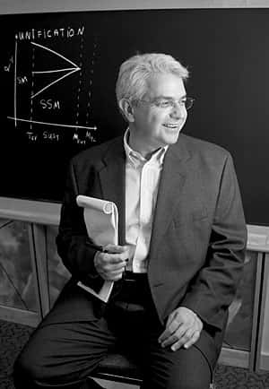 Le physicien d'origine grecque Savas Dimopoulos. Dimopoulos est bien connu pour ses travaux sur l'élaboration de théories au-delà du modèle standard actuellement testées auprès des collisionneurs de particules et dans d'autres expériences. Par exemple en 1981, il a proposé un modèle de GUT avec Howard Georgi,  et il a contribué à la construction du modèle standard minimal supersymétrique (MSSM). Il a également proposé le modèle ADD avec Nima Arkani-Hamed et Gia Dvali. © Peer Landa