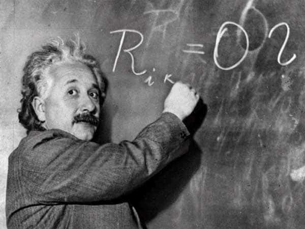 Albert Einstein devant ses équations de la gravitation dans le vide. Elles se réduisent à la nullité du tenseur de Ricci. © DR