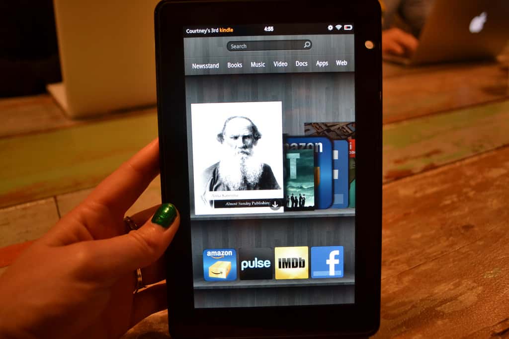 Contrairement aux liseuses Amazon de la gamme Kindle, la tablette Kindle Fire utilise un écran TFT de 7 pouces, moins adapté à la lecture mais permettant de profiter d’images et vidéos malgré une puissance réduite. © Courtney Boyd Myers CC