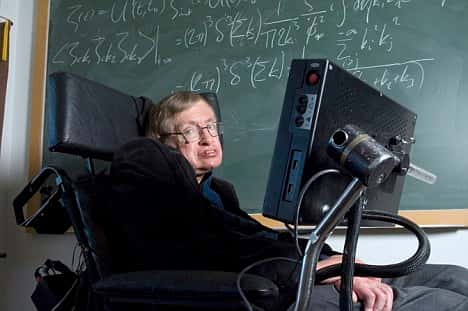 Stephen Hawking devant un tableau couvert d'équations de théorie quantique des champs. © IOP-Channel 4