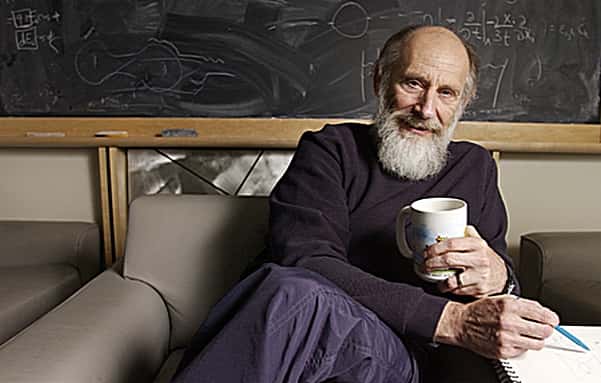 Leonard Susskind, ici dans son bureau à Stanford, est l'un des pères de la théorie des cordes avec Nambu. © Stanford University