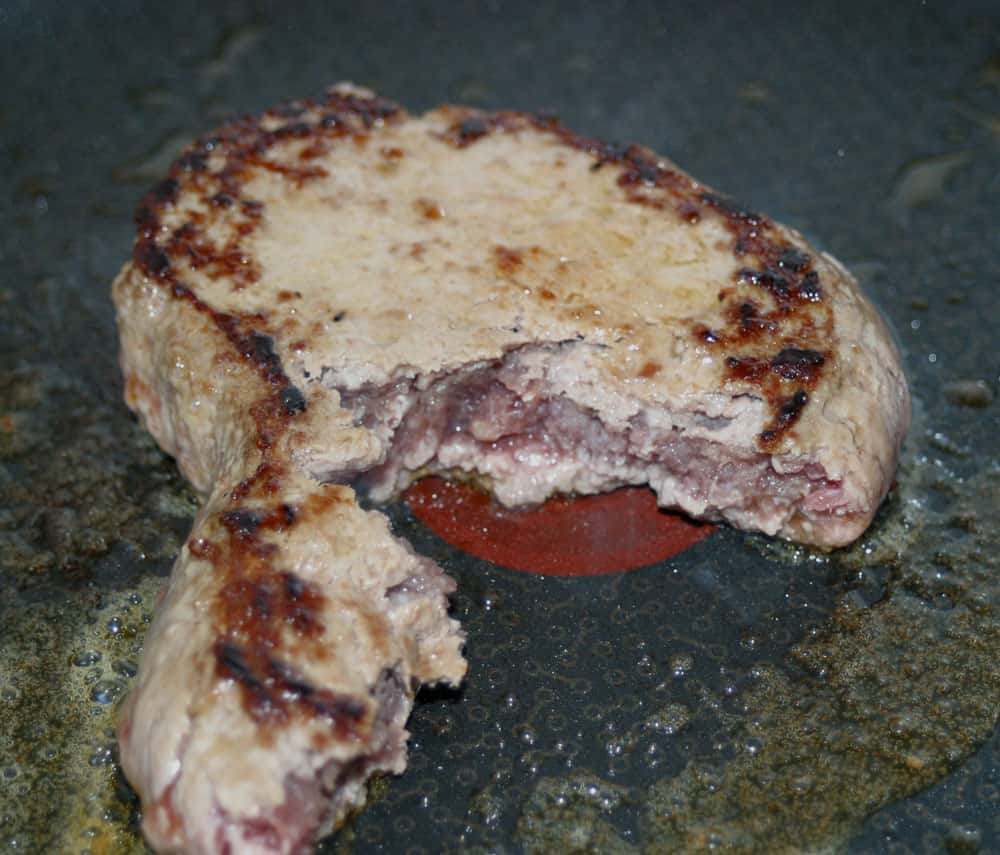 En 2005, en France, des steaks hachés insuffisamment cuits sont impliqués dans une épidémie liée à <em>Escherichia coli O157:H7.</em> Sur les 69 malades, 46 patients sont hospitalisés. Cuire la viande à cœur élimine ce risque. © Vincent Leclerc 