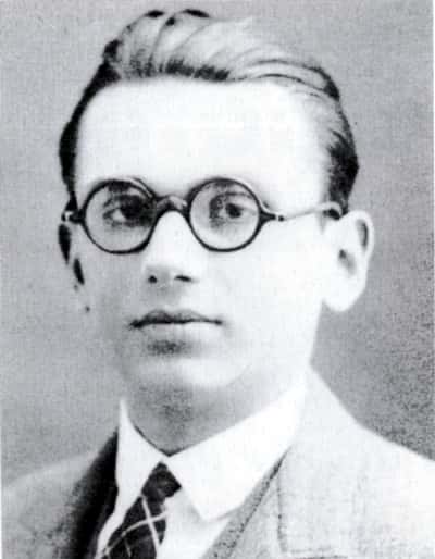 Kurt Gödel, ici en 1925. Il prouva que si la théorie habituelle des ensembles est consistante, alors la même théorie complétée par l’axiome qui affirme que l’hypothèse du continu est vraie ne conduit pas plus à une contradiction. © DP