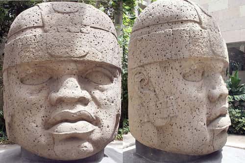  Colossale tête olmèque au musée du Xalapa. Date de 1200 à 900 av. J.-C. Taille : 2,9 m de haut et 2,1 m de large. © Vivero,  CC by-sa 3.0 