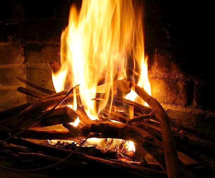 Le bois-énergie est un chauffage par la biomasse du bois. © confort-ecologique.fr