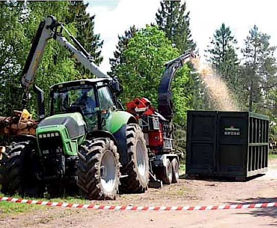 Déchiquetage sur site de résidus forestiers destinés à la fabrication de granulés (biomasse forestière). © ONF Énergie Bois
