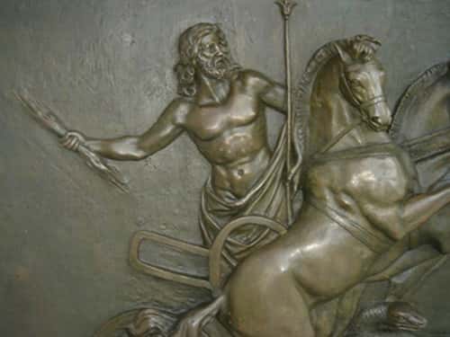 Dans la mythologie, le foudre est l'attribut de Zeus. Ici, représentation de Zeus à Corfou. © Christian Bouquegneau