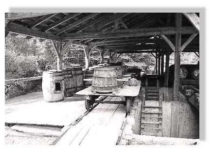 Visite d'un ancien atelier de distillation à Luxey - Avant d'être distillée, la résine était vidée dans des fosses à ciel ouvert - les &quot;barques&quot;. © www.littoral33.com - Tous droits réservés
