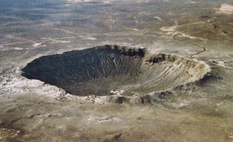 Le Meteor Crater est un cratère d'impact dans l'État de l'Arizona. Appelé aussi cratère Barringer, il mesure entre 1.200 et 1.400 m de diamètre et sa profondeur est de 190 m. Il se serait formé il y a environ 50.000 ans, à la suite de l'impact d'une météorite d'environ 45 m de diamètre composée de fer et de nickel. © Nasa