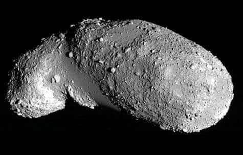 Itokawa est un astéroïde silicaté survolé par la sonde japonaise Hayabusa. Il a été nommé en l'honneur de Hideo Itokawa, considéré comme le « père » de l'astronautique japonaise. © Jaxa