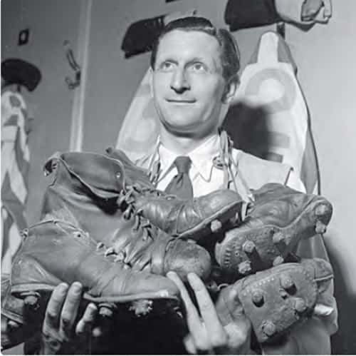 Chaussures de football dans les années 1950. © Belin