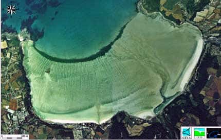  Figure 3. Exemple de vue aérienne de marée verte sur la plage de Saint-Efflam (Côtes d'Armor). La bande vert sombre est créée par la suspension dense d'ulves au bord de l' eau, tandis que les formes dendritiques sont dues aux dépôts d'ulves sur l'estran découvert à marée basse.