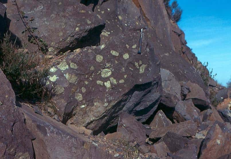 Ci-dessus, on remarque des enclaves de péridotites issues du manteau supérieur, dans les basaltes de Sauterre (Puy-de-Dôme). © Jacques Kornprobst