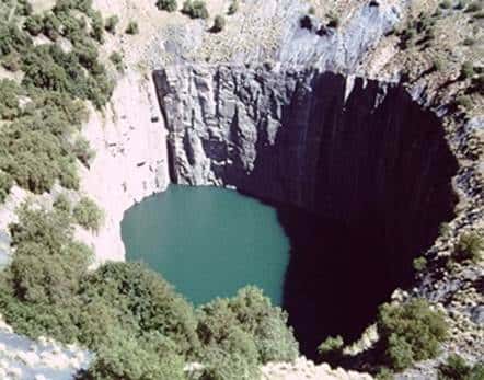 Le pipe de Kimberley en Afrique du Sud, ancienne carrière ouverte d’extraction de kimberlite, roche riche en diamant. Seule la mine souterraine est encore en activité aujourd’hui. © Alan Woodland