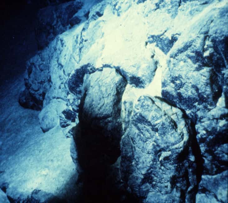    On observe sur ces photos réalisées par le <em>Nautile</em> pendant la campagne Galinaute en 1986 : à gauche, des basaltes en coussins (plongée 15) ; à droite, un « banc » de pyroxénite dans les péridotites (plongée 14). © Gilbert Boillot et Jacques Kornprobst,  Ifremer