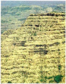 Les trapps du Deccan (Inde) : des empilements de coulées volcaniques de plusieurs dizaines de milliers de km², vieilles de 65 millions d'années. © Bibliothèque Pour La Science