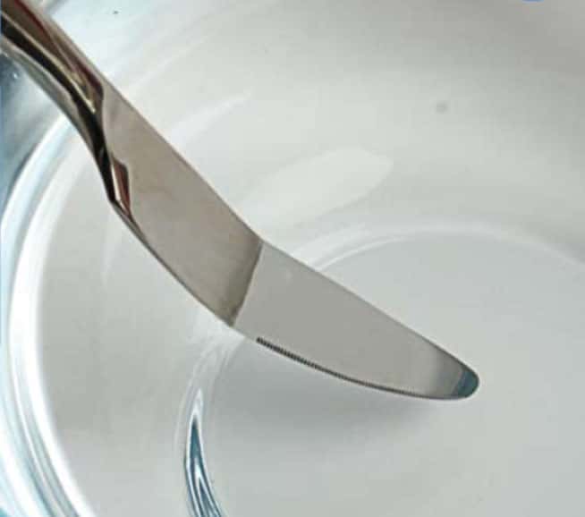 Le couteau semble plié, mais il ne s’agit que d’une illusion d’optique. © Le Pommier