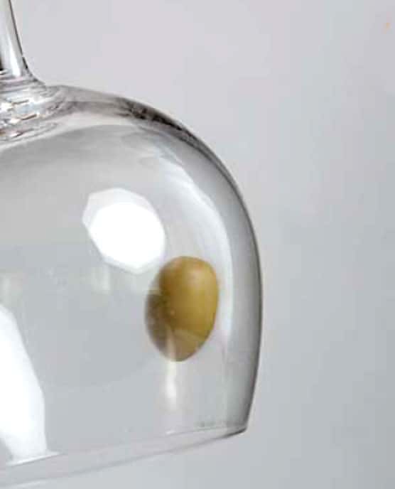 La force centrifuge d’inertie y est pour beaucoup dans la lévitation de l’olive dans un verre ballon… © Le Pommier