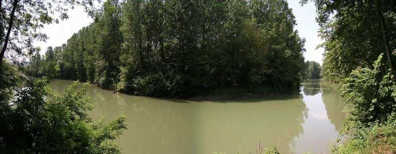 Le tourisme dans l'Aisne se fait aussi au fil de l'eau. Voici un panorama de l’Aisne au village de Soupir. Cette rivière se jette dans l’Oise, à Compiègne, après un périple de 353 km. © Bodoklecksel, cc by sa 3.0