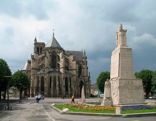 Soissons (département de l'Aisne, France) : la cathédrale Saint-Gervais-et-Saint-Protais et le monument aux morts sur la place Fernand Marquigny. © Marc Ryckaeret, cc by 2.5