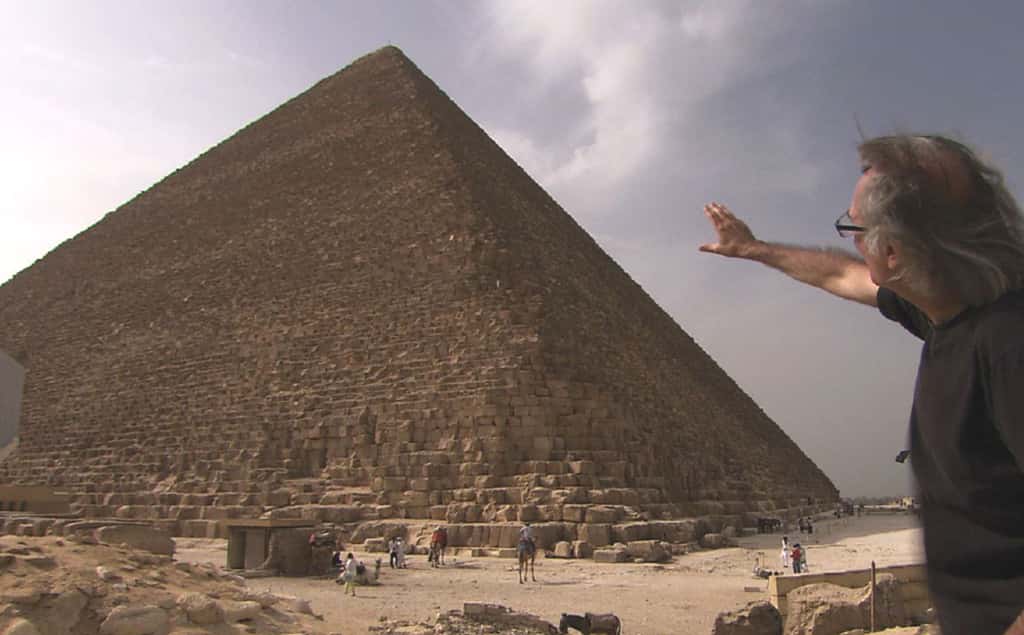 Jean-Pierre Houdin devant la pyramide de Khéops. © Gedeon programmes