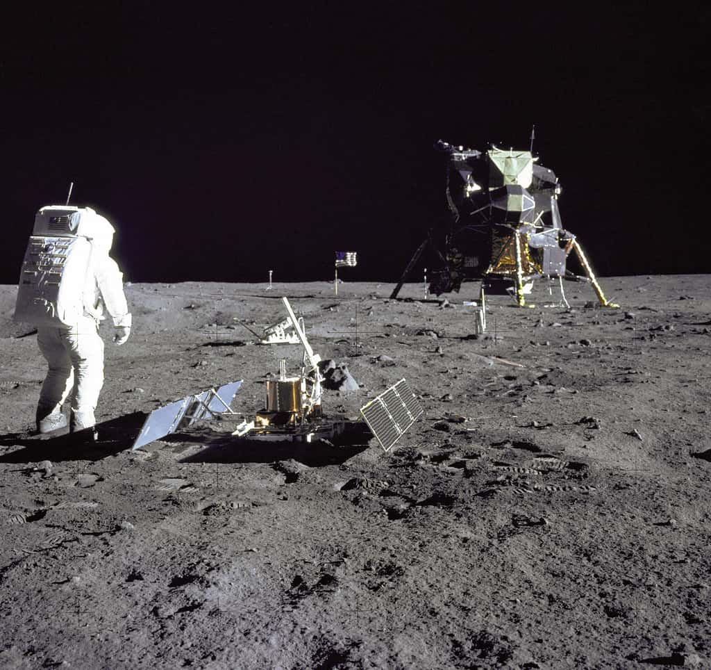 L’astronaute Buzz Aldrin, devant le premier sismomètre posé sur la Lune, en juillet 1969. © Nasa