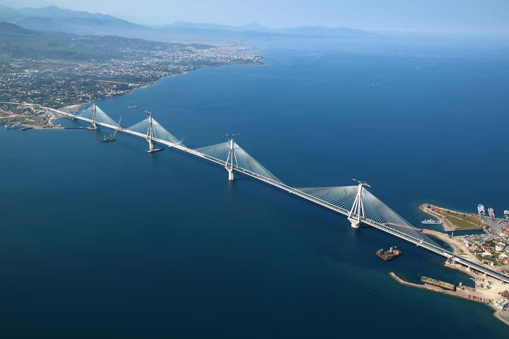 Le pont Rion-Antirion relie le Péloponnèse à la Grèce continentale, qui s’écartent de 1,5 m par siècle environ. © Nikos Nadiilidis