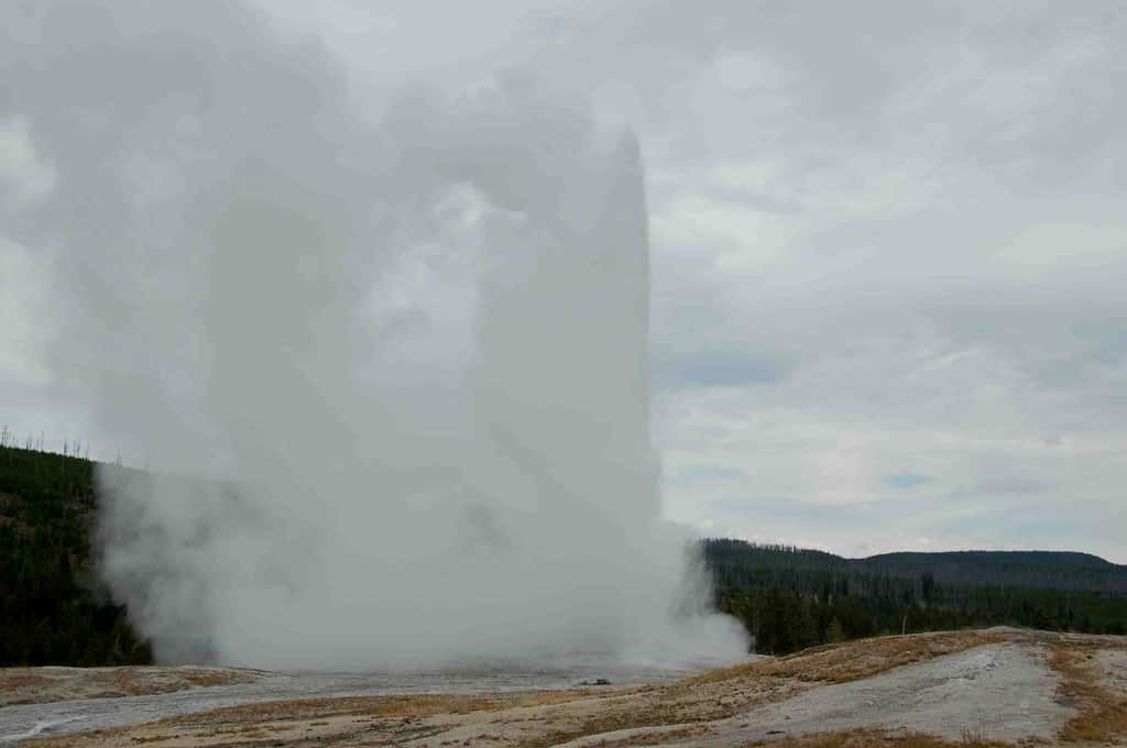 Des changements semblent avoir été observés dans le fonctionnement des geysers du parc de Yellowstone, situé dans le Wyoming, quelques jours avant certains séismes lointains de Californie. © Jean Vandemeulebrouck