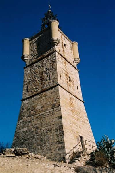 Sur la butte de la ville de Draguignan se dressait au XI<sup>e</sup> siècle une forteresse. Elle a été détruite à maintes reprises. Au XVII<sup>e</sup> siècle, c’est sur ces fondations qu’est érigée la tour de l’horloge (à l’image). © DP