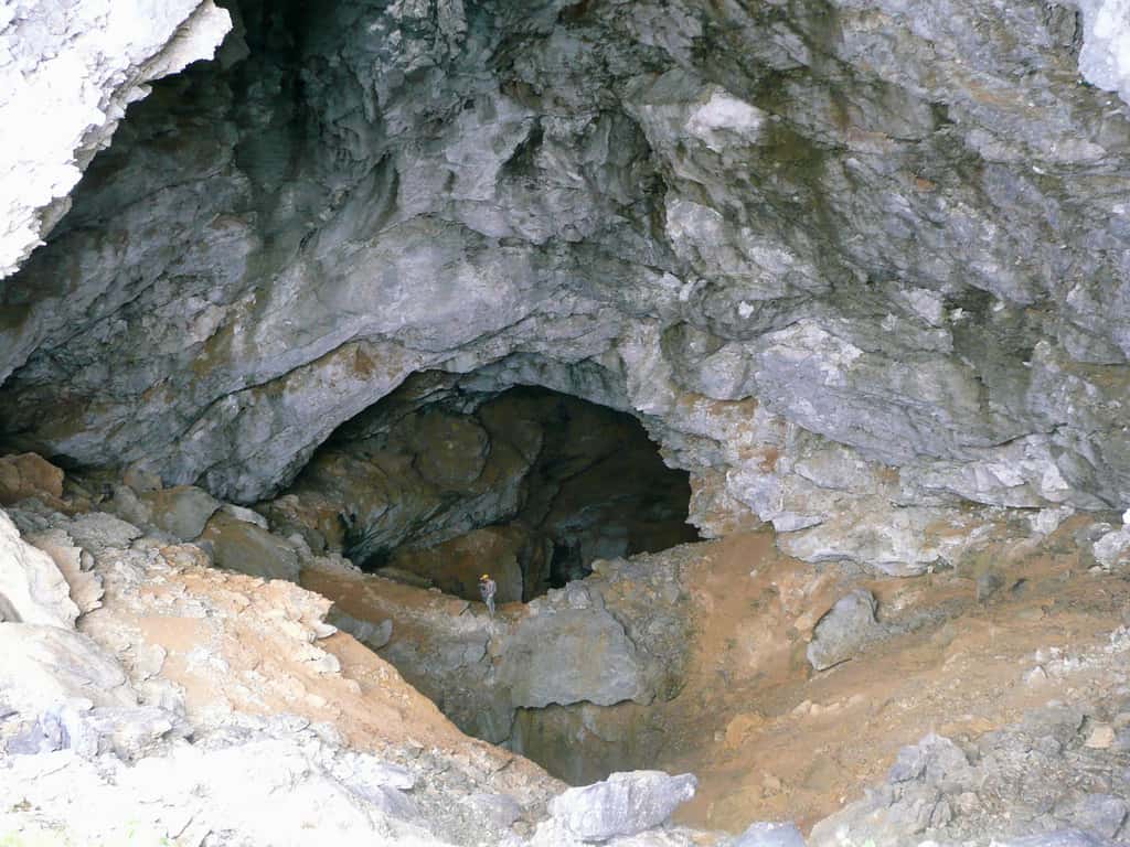 L’entrée impressionnante de la grotte Bulmer, dans le massif du mont Owen. © Marlène Beyerle