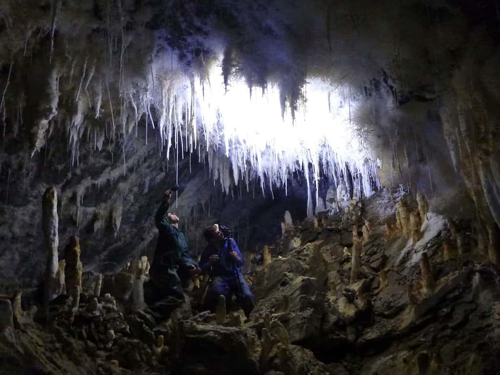 Tournage du film <em>Nouvelle-Zélande, Terre d'Aventures</em> dans la grotte Bohemia. © Pete Smith