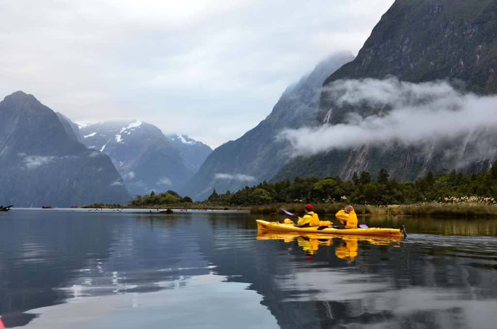 Exploration du Milford Sound en kayak de mer, dans le Fiordland, en Nouvelle-Zélande. © Loïc Petit