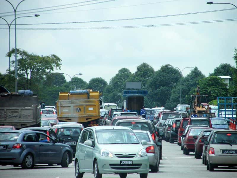 Exemple de bouchon à Pasir Gudang, en Malaisie. Il semblerait que la malédiction de la mauvaise file en voiture ne soit qu’une illusion. © Emrank, CC by 2.0