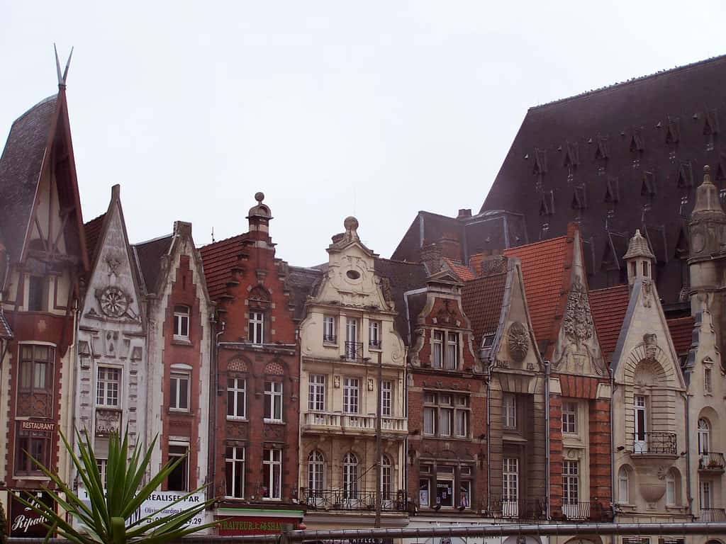 Quelques façades de la Grand-Place de Béthune. La grande toiture sur la droite est celle de la mairie. © Yannick6259, Wikimedia Commons, cc by sa 2.5