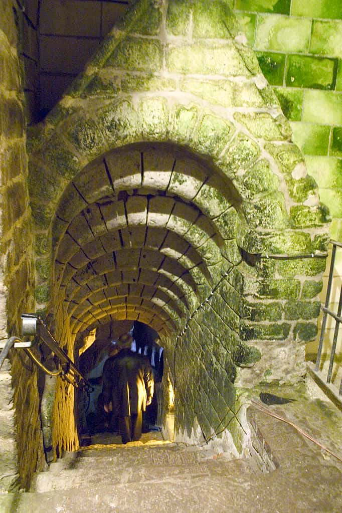 Descente dans les boves d’Arras. Ces souterrains servaient à l’origine à l’extraction de la craie blanche. © Pir6mon, Wikimedia Commons, cc by sa 3.0