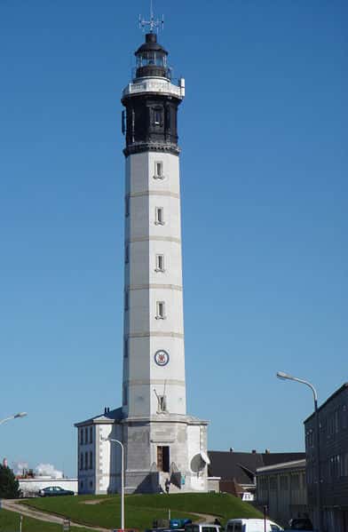Le phare de Calais a été construit en 1848. Il est automatisé depuis 1992. © Serge Ottaviani, Wikimedia Commons, DP