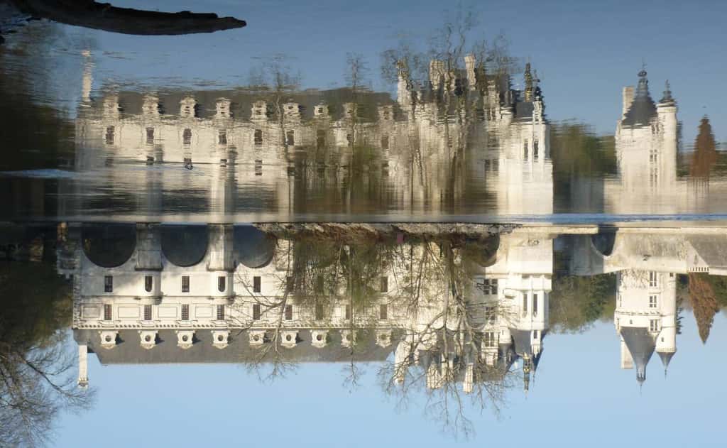 Château de Chenonceau, en Indre-et-Loire. La photographie montre un exemple de symétrie miroir, qui échange eau et bas. © Amaury Mouchet, Dunod