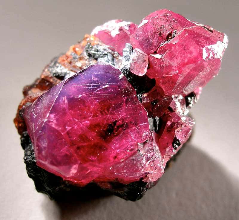L'identification des minéraux se base notamment sur l'observation et l'étude des propriétés chimiques. La belle couleur rouge du rubis est attribuée à la présence d’oxydes de chrome dans les minéraux. Avec une dureté de 9 sur l’échelle de Mohs, seuls le diamant, la lonsdaléite et la moissanite ont une dureté supérieure parmi les minéraux. © Rob Lavinsky, <em>Wikimedia Commons</em>, CC by-sa 3.0