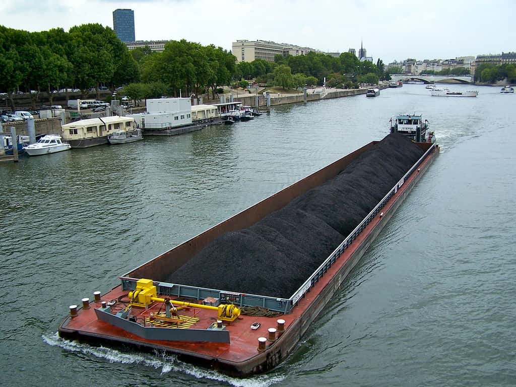 Sur la Seine, à Paris, le pousseur <em>Occitania</em> et une barge de 2.500 tonnes qui porte un chargement de charbon à destination d'une centrale thermique. © LPLT, Wikimedia Commons, cc by sa 3.0