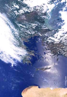 Vue de la jonction Méditerranée orientale / mer Noire, envoyée par le satellite Envisat. En haut de l'image, au Sud de la chaîne des Carpates, on aperçoit les plaques vertes de sédiments en suspension dans les eaux marines apportés via le delta du Danube. Au Sud, se dessinent la Grèce et les îles de la mer Egée, et en bas les côtes désertiques de l'Afrique. &copy;ESA 