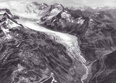 Le glacier du Rhône vers 1925. Photo : W. Mittelholzer (1929). Les Ailes et les Alpes - Tous droits de reproduction interdit